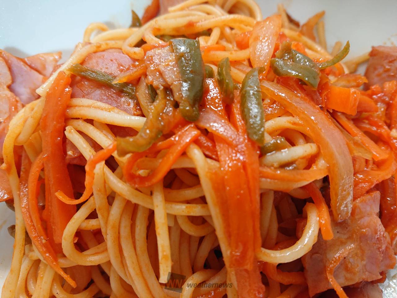 ナポリタンを食べるねこ様＆縁側のねこ様