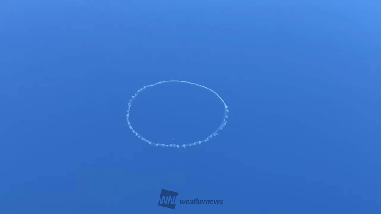 青空にニコちゃんマーク 注目の空の写真 ウェザーニュース