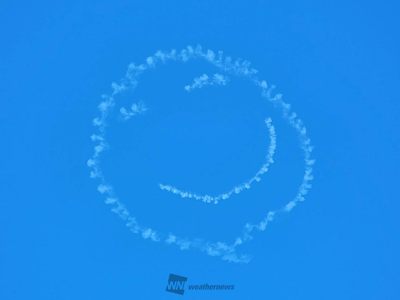 青空にニコちゃんマーク 注目の空の写真 ウェザーニュース