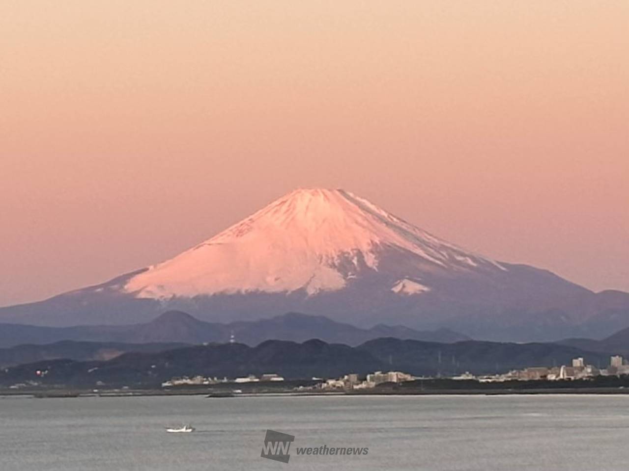 朝陽に照らされる富士山 注目の空の写真 ウェザーニュース
