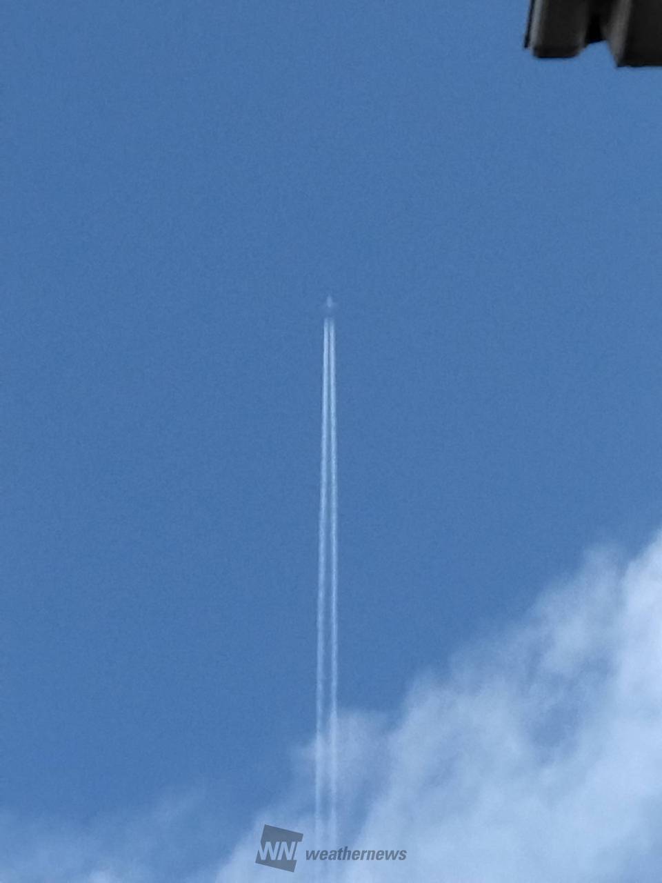 飛行機雲 驚き「虹色の飛行機雲」が撮れた 不思議な現象、なぜ？ 島根県出雲市
