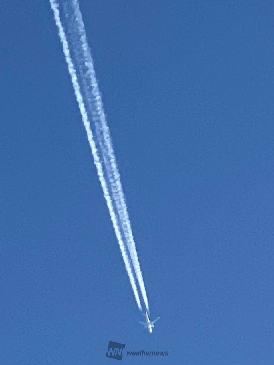 伸び〜る飛行機雲 注目の空の写真 ウェザーニュース