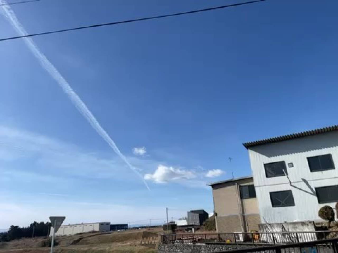 伸び〜る飛行機雲 注目の空の写真 ウェザーニュース