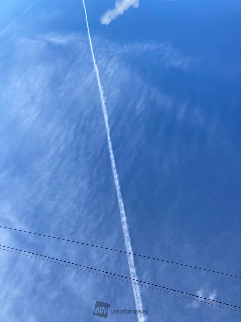 伸び〜る飛行機雲 注目の空の写真 ウェザーニュース