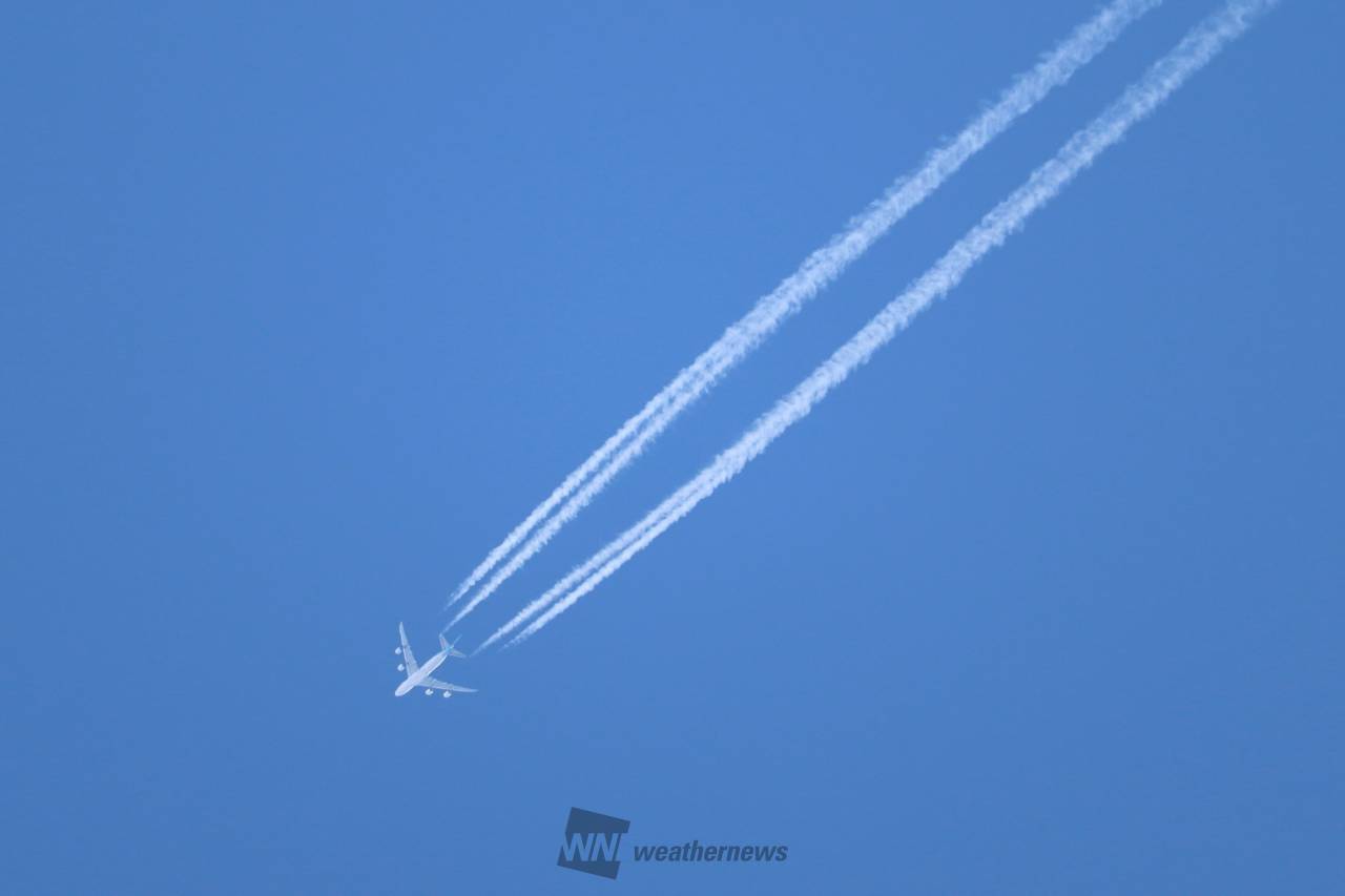 伸び〜る飛行機雲 注目の空の写真 ウェザーニュース