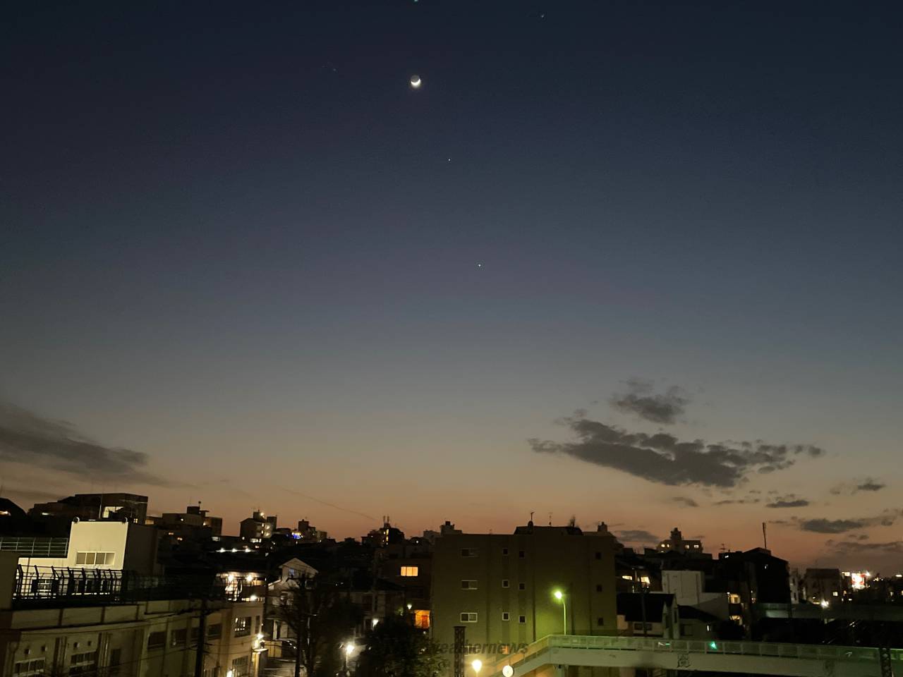 細い月と木星のコラボ 注目の空の写真 ウェザーニュース