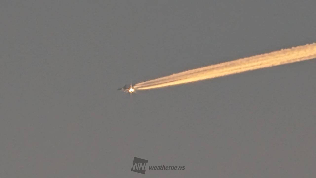 伸びる飛行機雲 注目の空の写真 ウェザーニュース