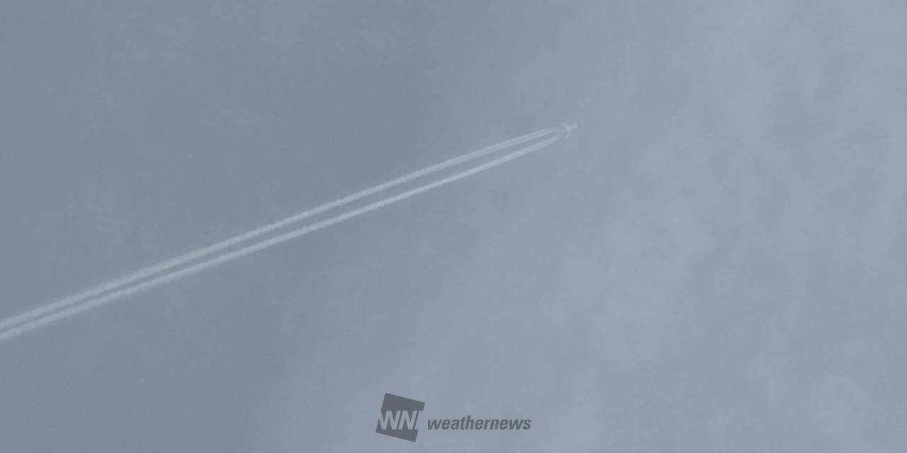 伸びる飛行機雲 注目の空の写真 ウェザーニュース