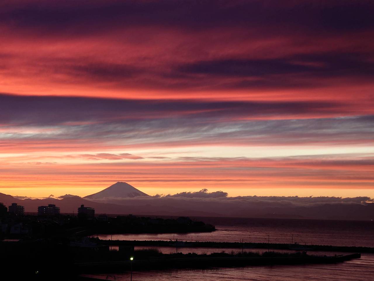 真っ赤な夕焼け 注目の空の写真 ウェザーニュース