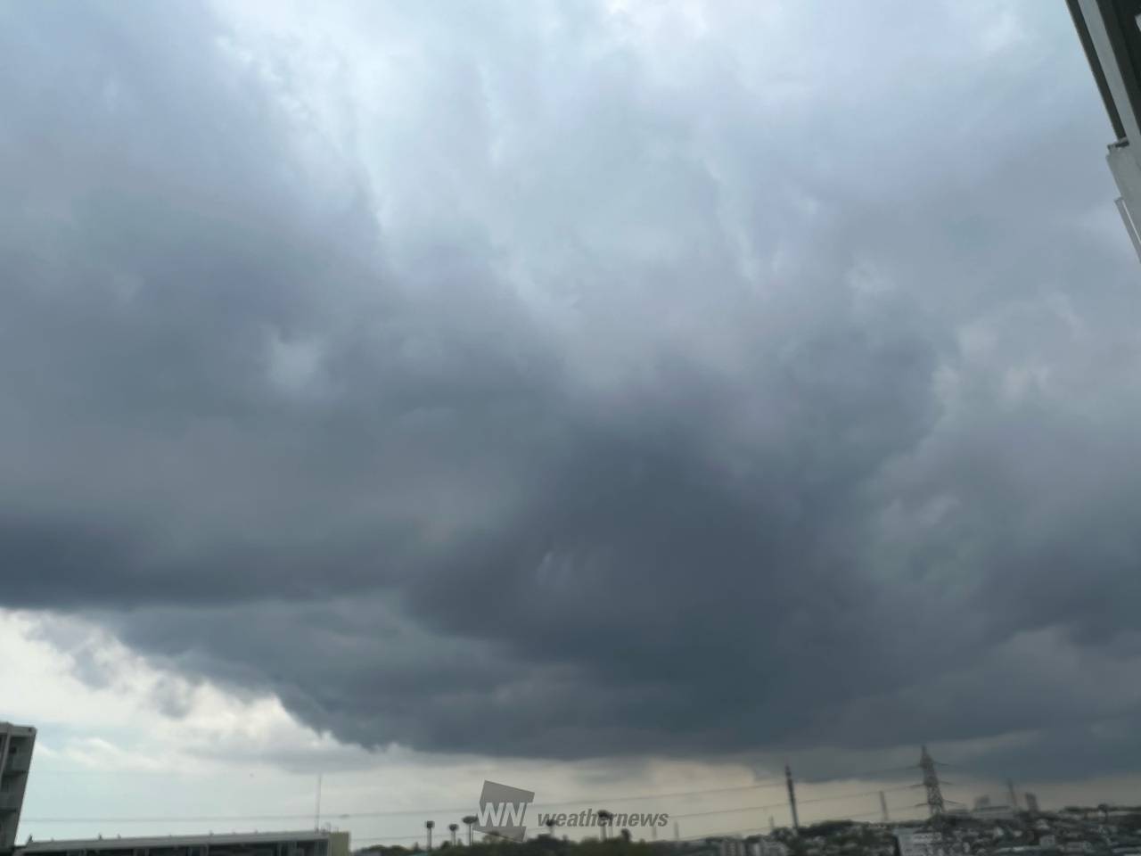 南西の空は濃い灰色...