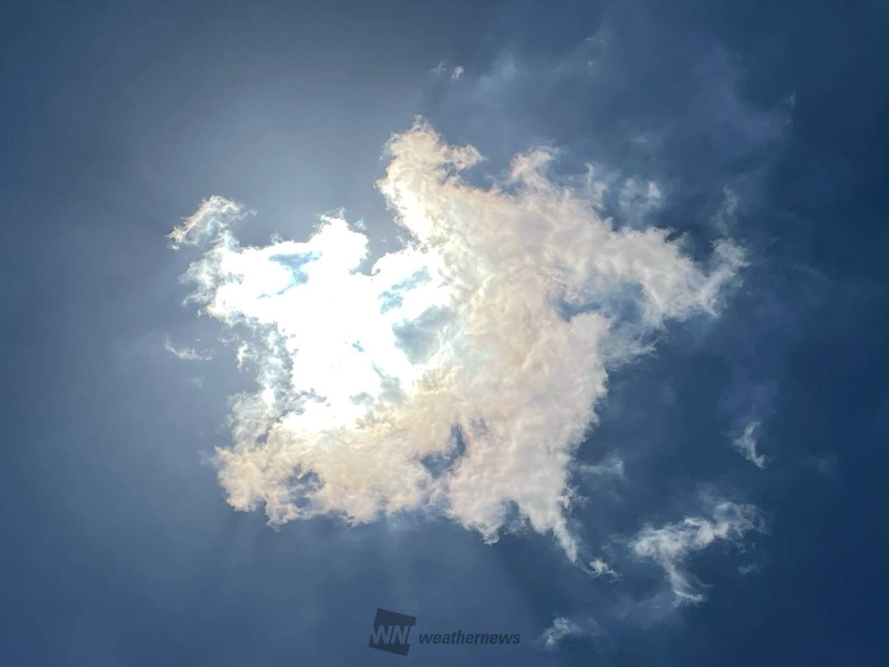 青空に浮かぶ虹色の雲 注目の空の写真 ウェザーニュース