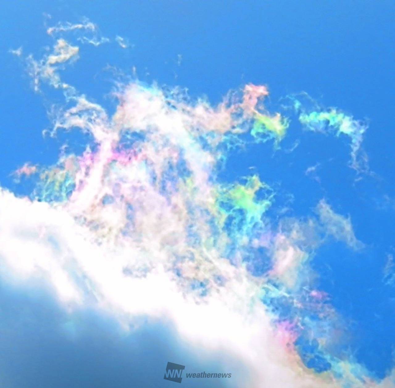青空に浮かぶ虹色の雲 注目の空の写真 ウェザーニュース