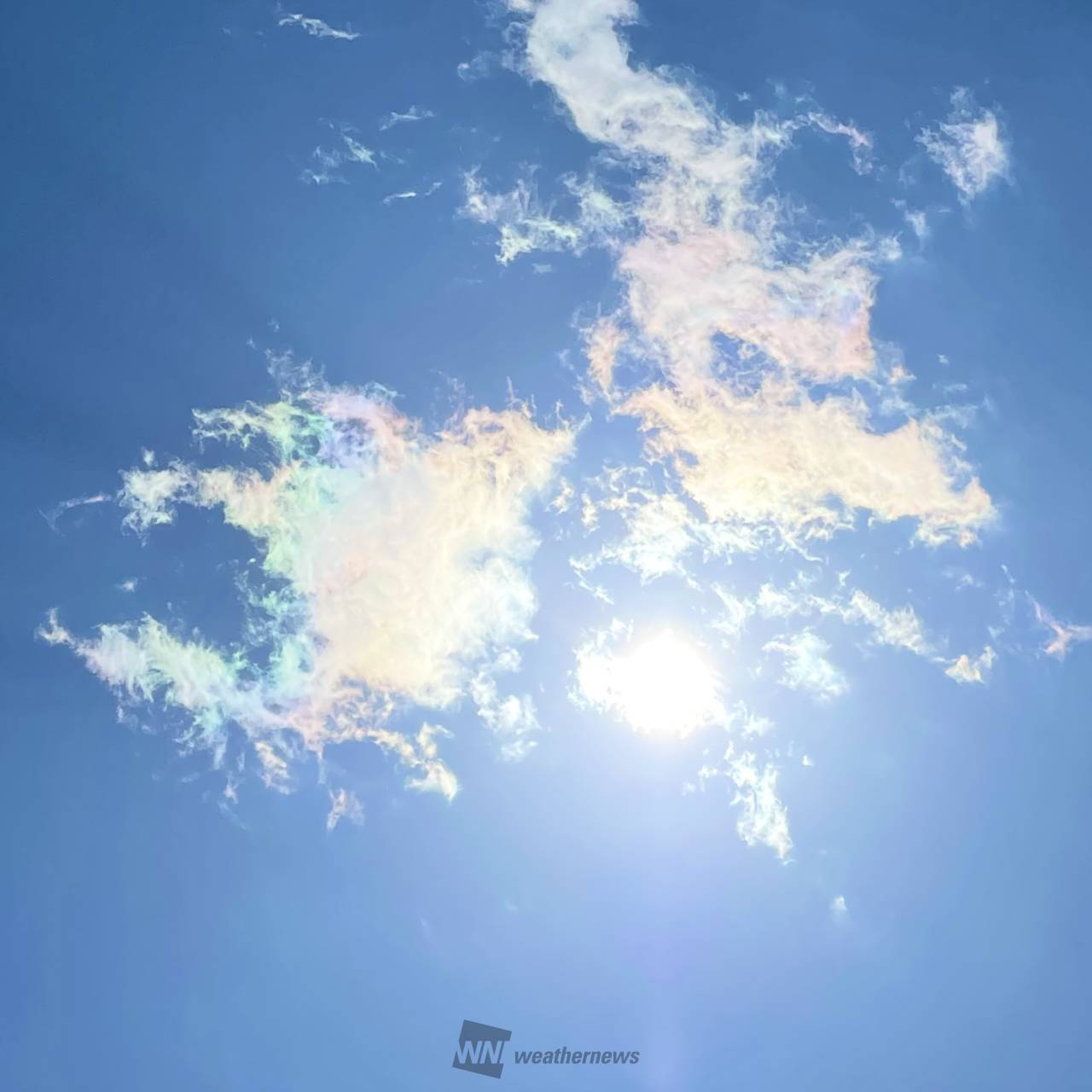 青空に浮かぶ虹色の雲 注目の空の写真 ウェザーニュース