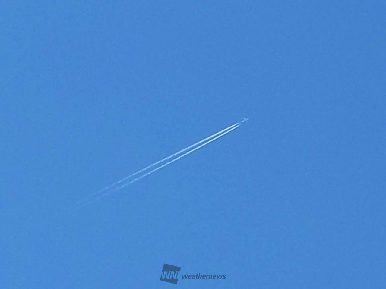 短い飛行機雲 注目の空の写真 ウェザーニュース