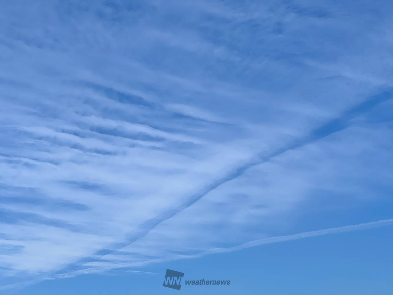 空に広がる雲を切り裂く帯 注目の空の写真 ウェザーニュース