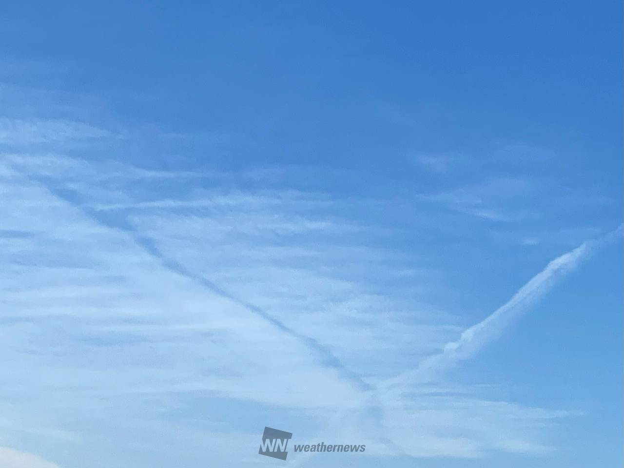 空に広がる雲を切り裂く帯 注目の空の写真 ウェザーニュース