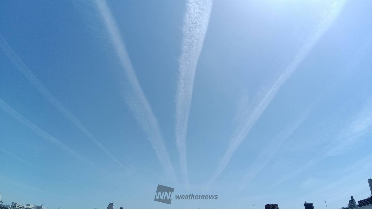 ビューンと伸びる飛行機雲 注目の空の写真 ウェザーニュース