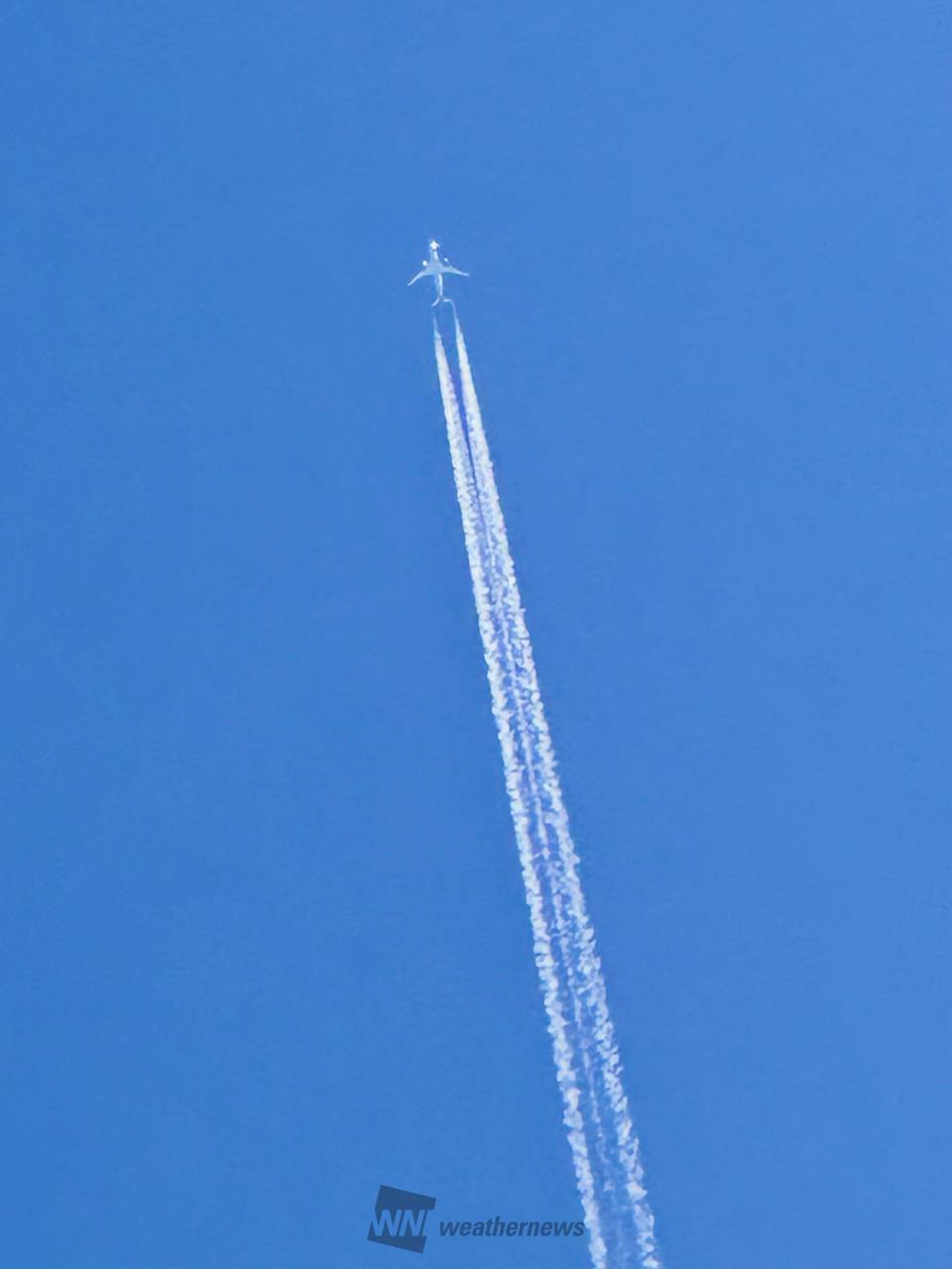 ビューンと伸びる飛行機雲 注目の空の写真 ウェザーニュース