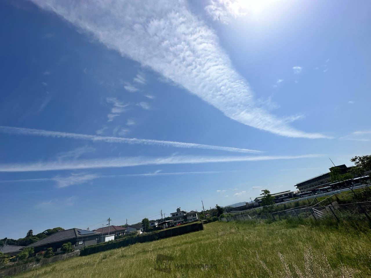 ビューンと伸びる飛行機雲 注目の空の写真 ウェザーニュース