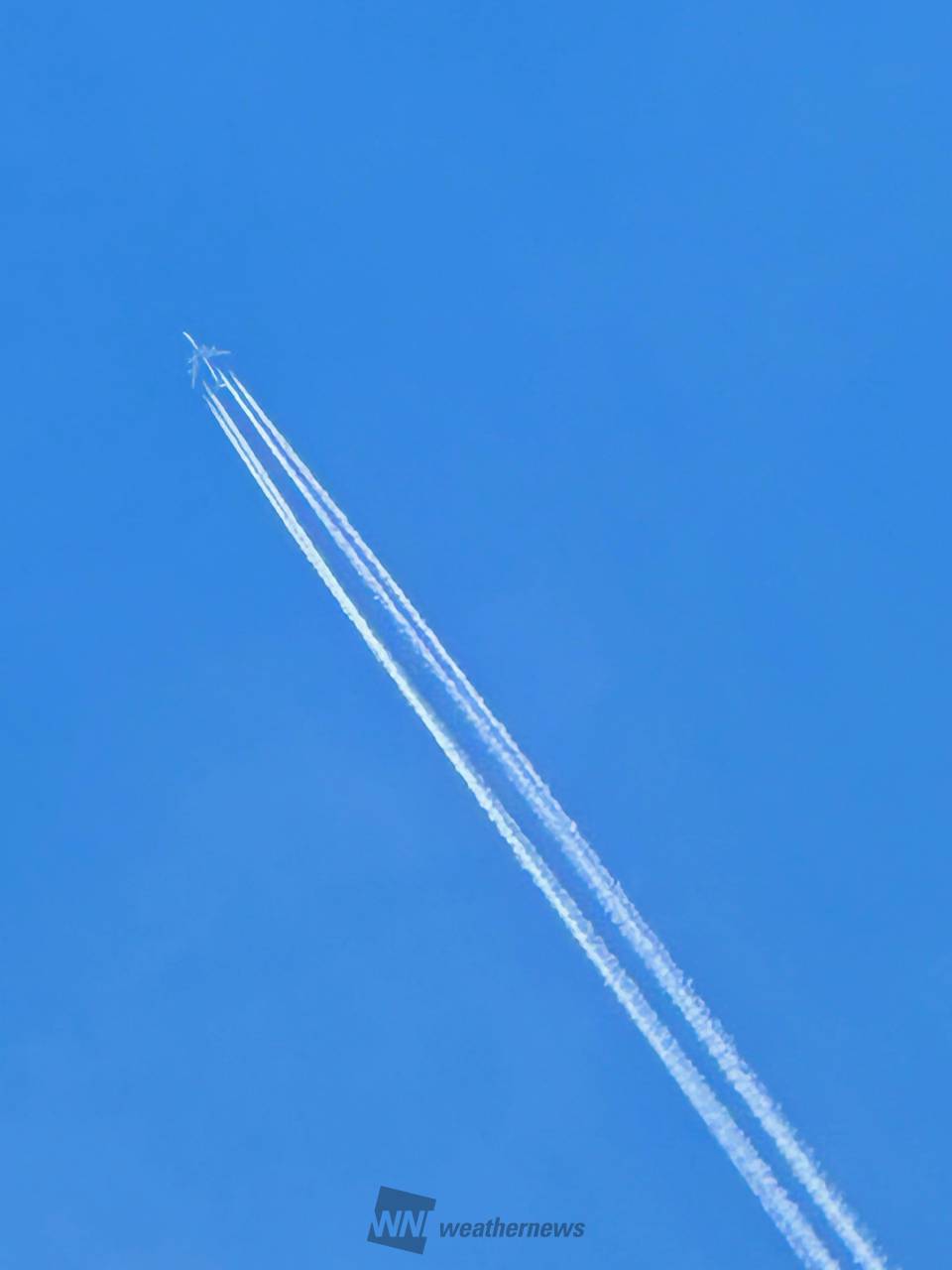 青空に長い飛行機雲 注目の空の写真 ウェザーニュース