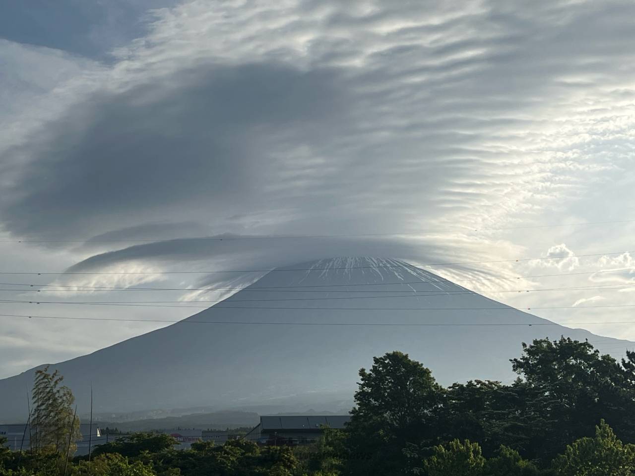 富士山に大きな笠雲と吊るし雲 注目の空の写真 ウェザーニュース