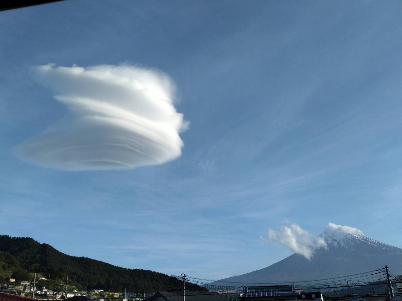 富士山に大きな笠雲と吊るし雲 注目の空の写真 ウェザーニュース
