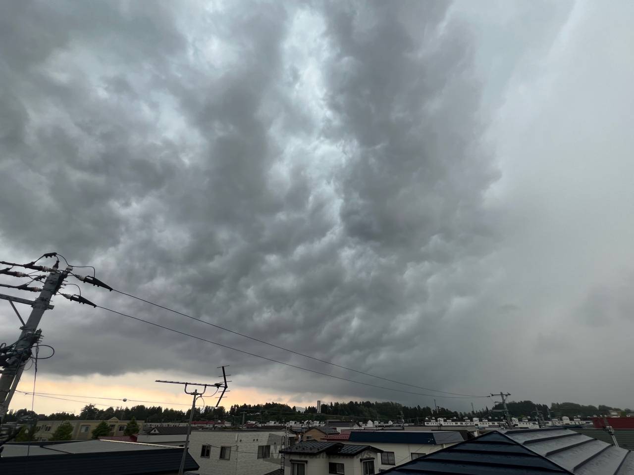雷がなり、突然ザーザー降り始めました。南 | 青森県弘前市 | かまくり