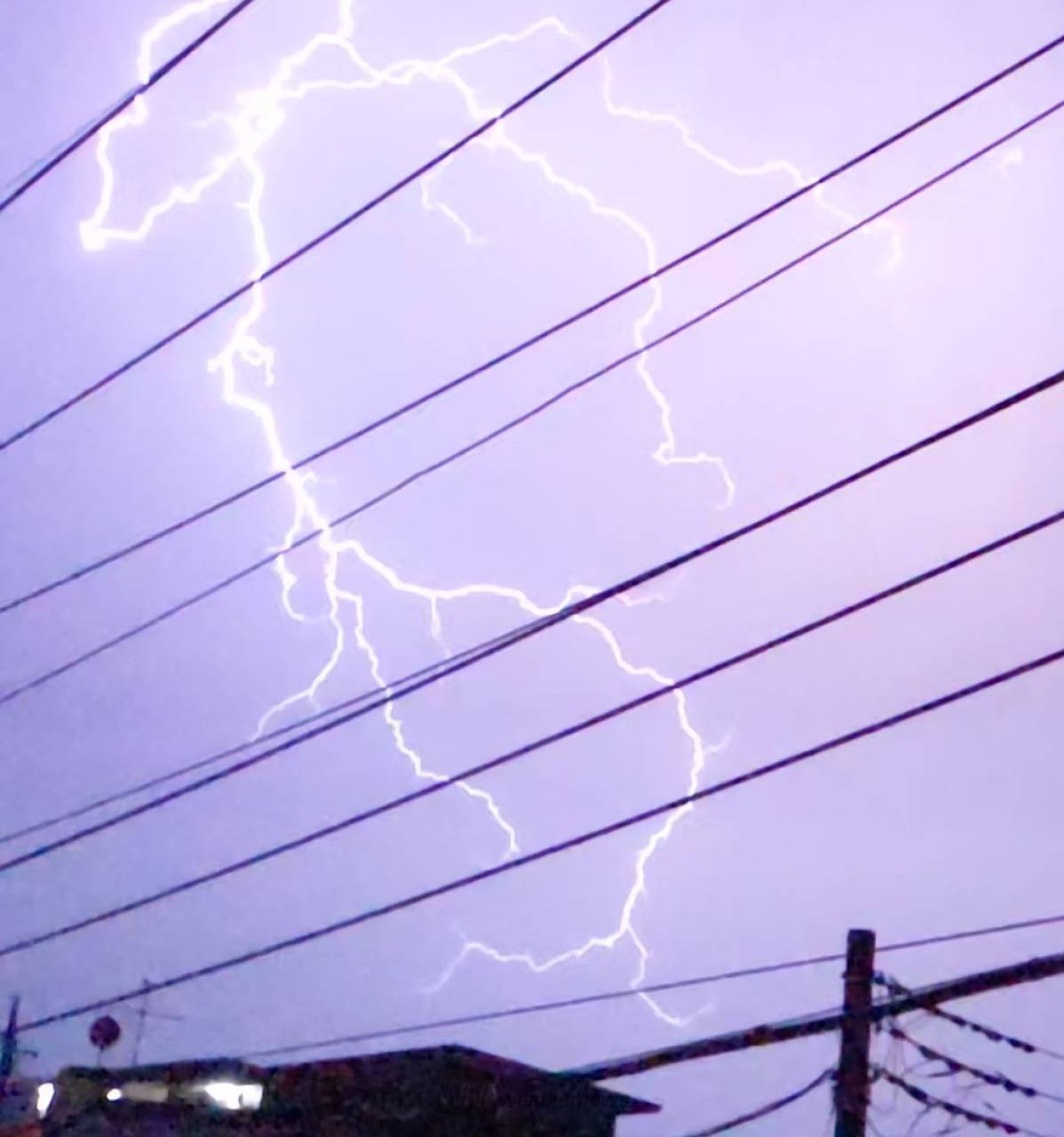 雷が沢山なっています。1分に5,6回ほど | 埼玉県所沢市 | さいたまの
