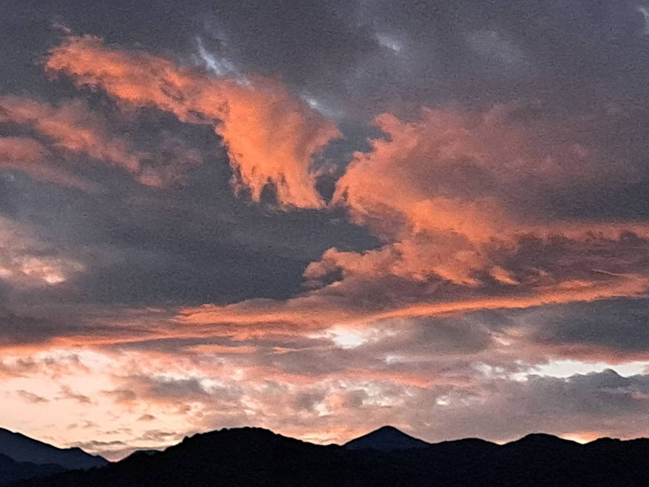 朝焼けに染まるモクモク雲 注目の空の写真 ウェザーニュース