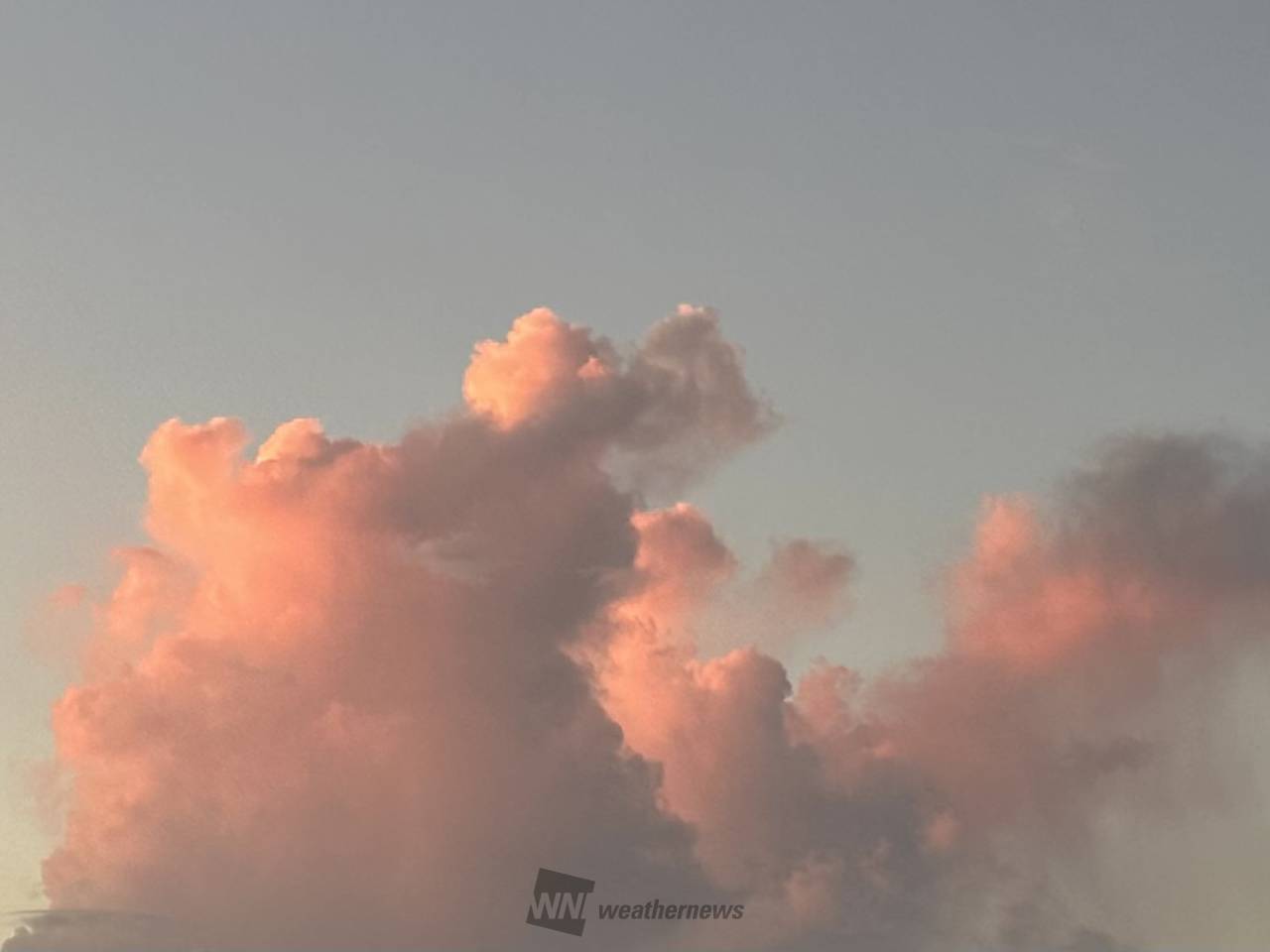 朝焼けに染まるモクモク雲 注目の空の写真 ウェザーニュース