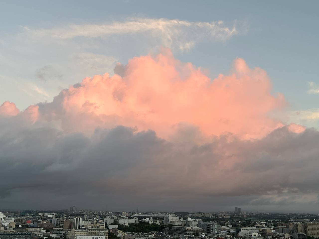 朝焼けに染まるモクモク雲 注目の空の写真 ウェザーニュース