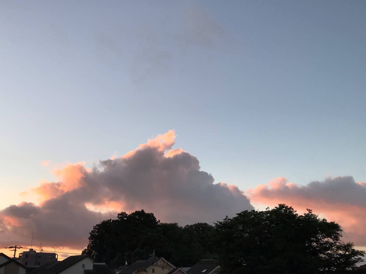 朝焼けに染まるモクモク雲 注目の空の写真 ウェザーニュース