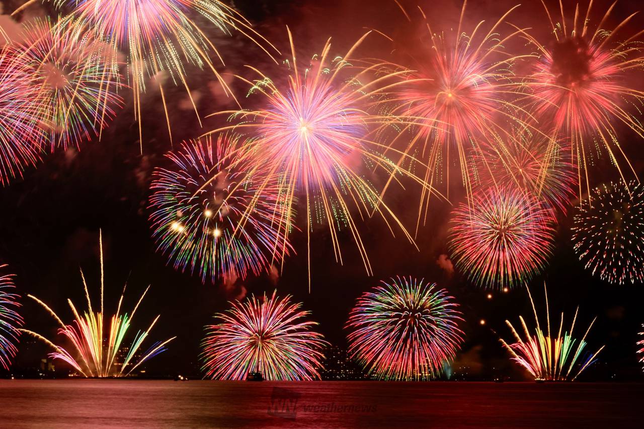 次々と打ち上がる...