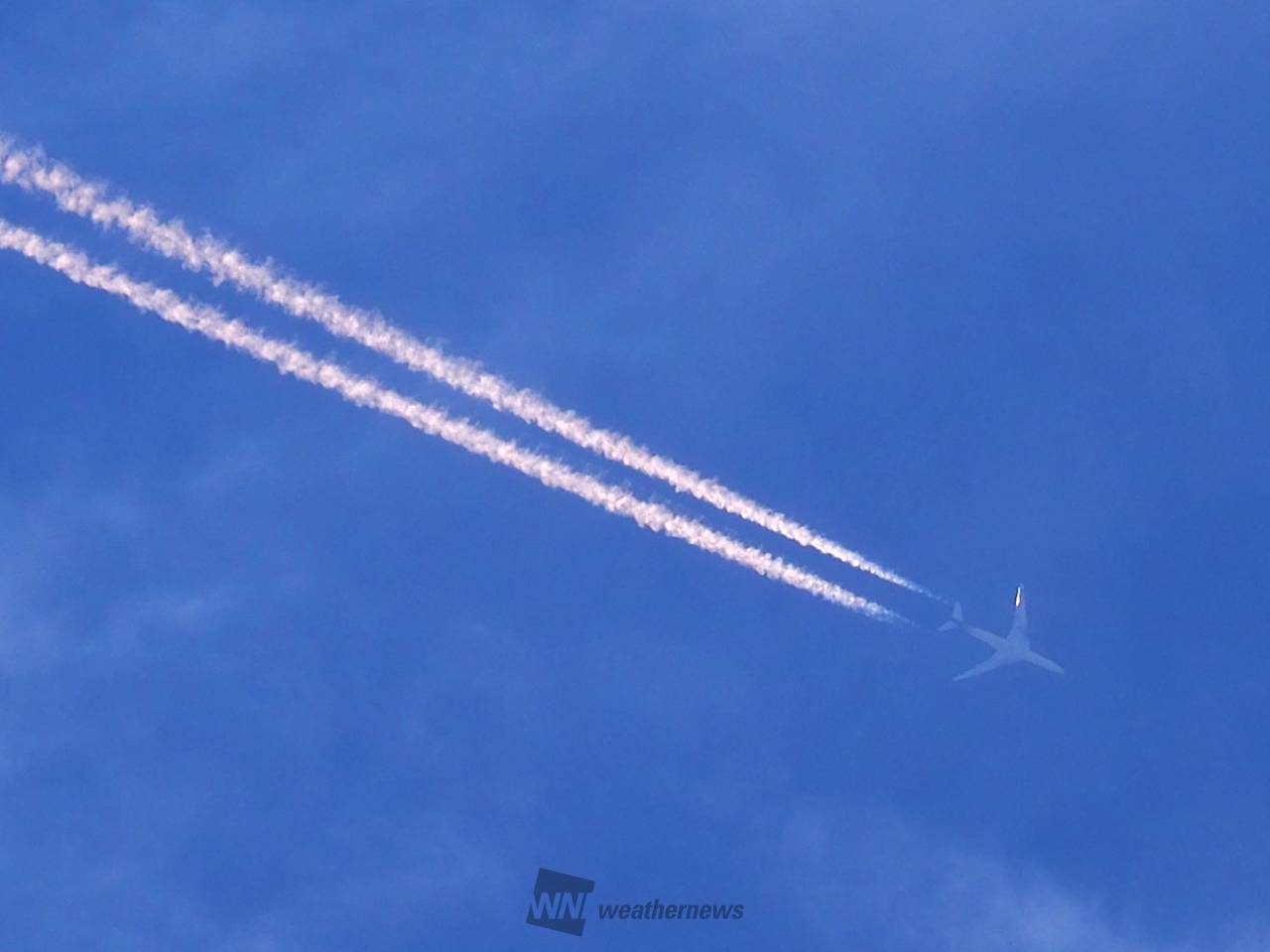 ヒコウキ雲 飛行機雲がくっきり 注目の空の写真 ウェザーニュース