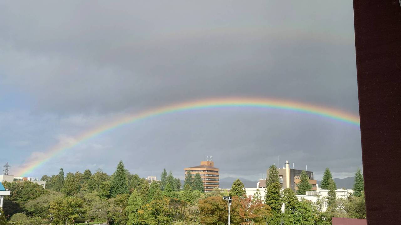 天からは降る虹。
a4水彩アート紙 九州で大きな二重の虹が出現 北部を中心に朝から雨