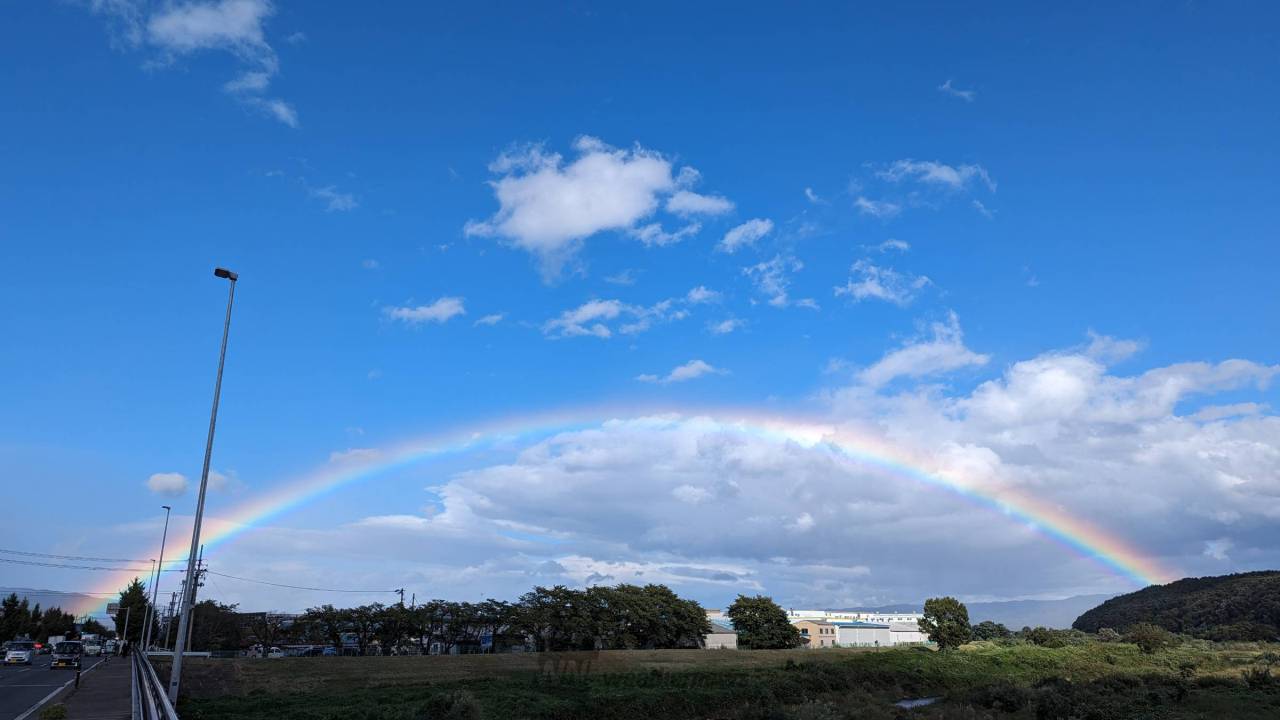 天からは降る虹。
a4水彩アート紙 maxresdefault.jpg