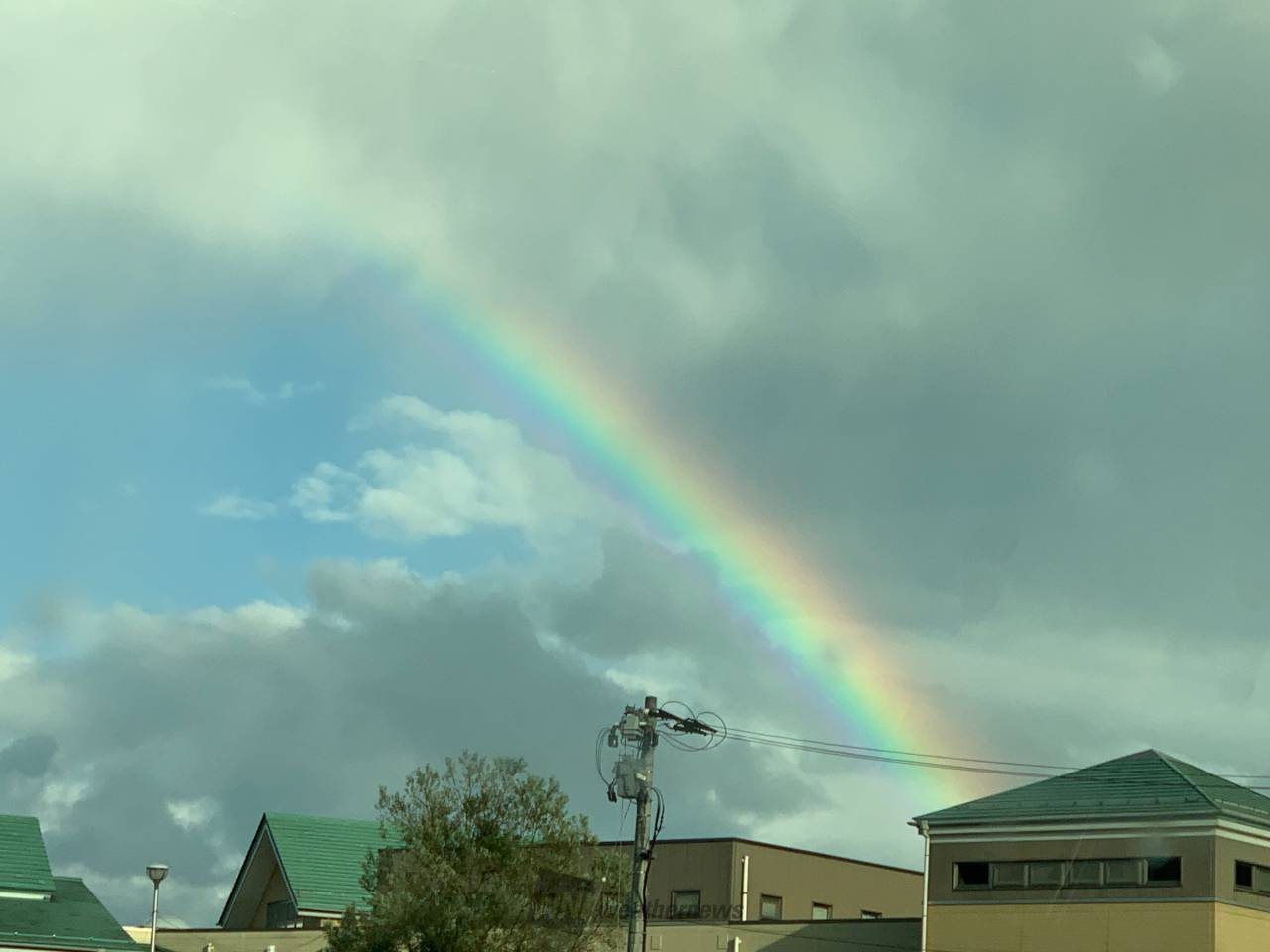 天からは降る虹。
a4水彩アート紙 関東 雨雲抜けた所で虹が現る＞ まだ雨の降っている所が多い関東地方