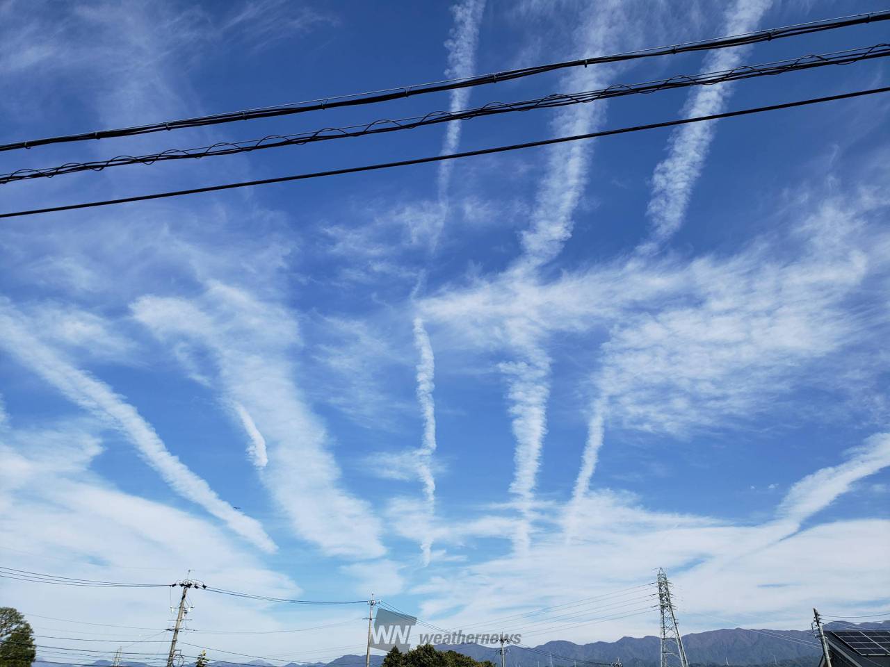 秋空を駆け抜ける飛行機雲 注目の空の写真 ウェザーニュース