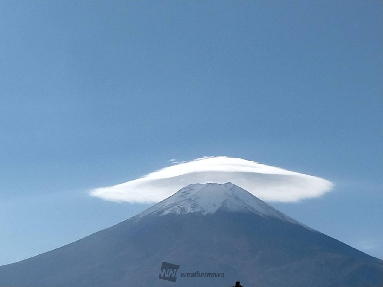 富士山笠雲写真　全紙額付 今日の富士山と、見事な笠雲。 自然の造形美に圧倒された一日。