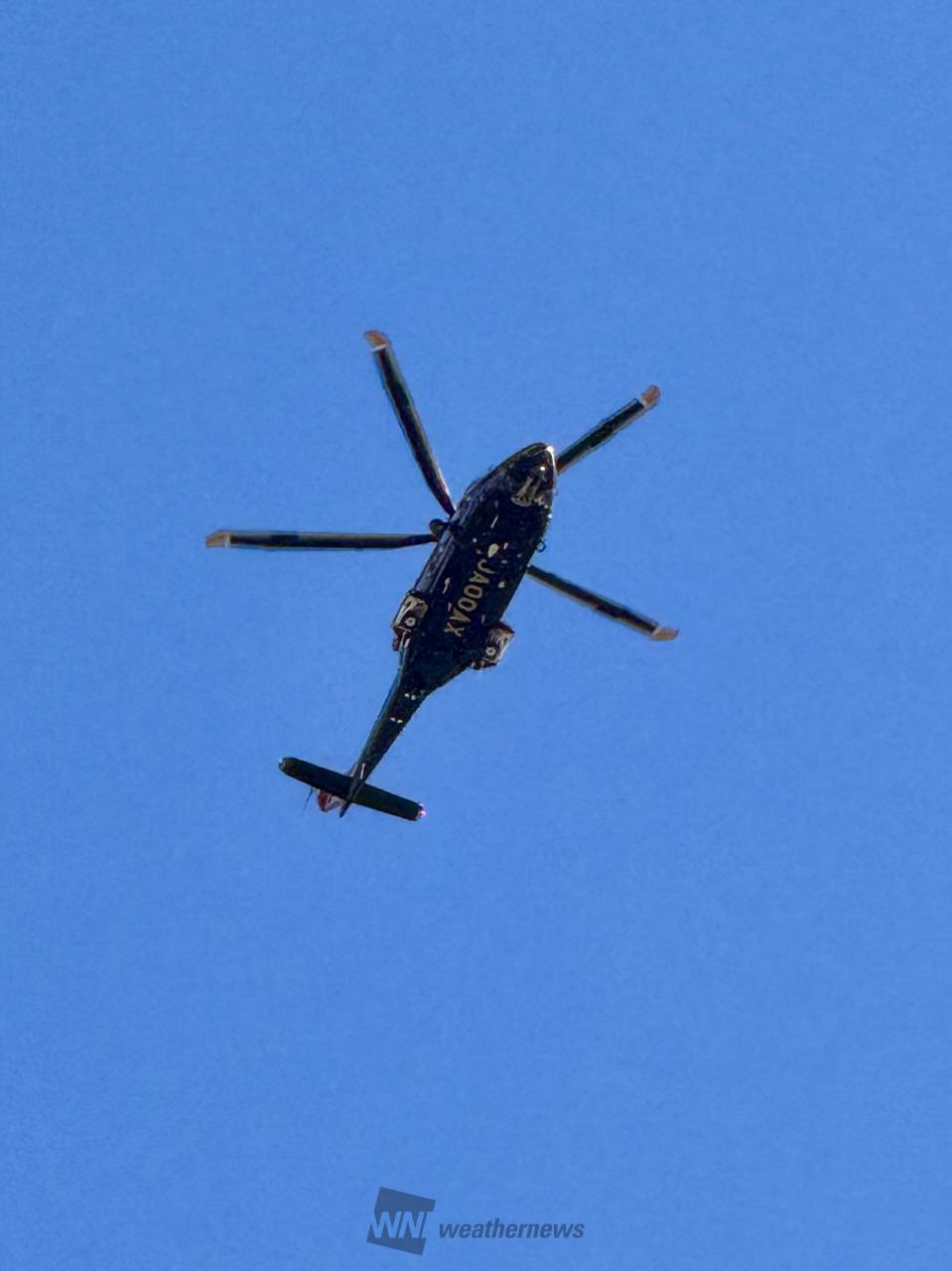 低空飛行ヘリコプター 青空をヘリが低空飛行しています 何かあっ | 神奈川県横浜市戸塚区