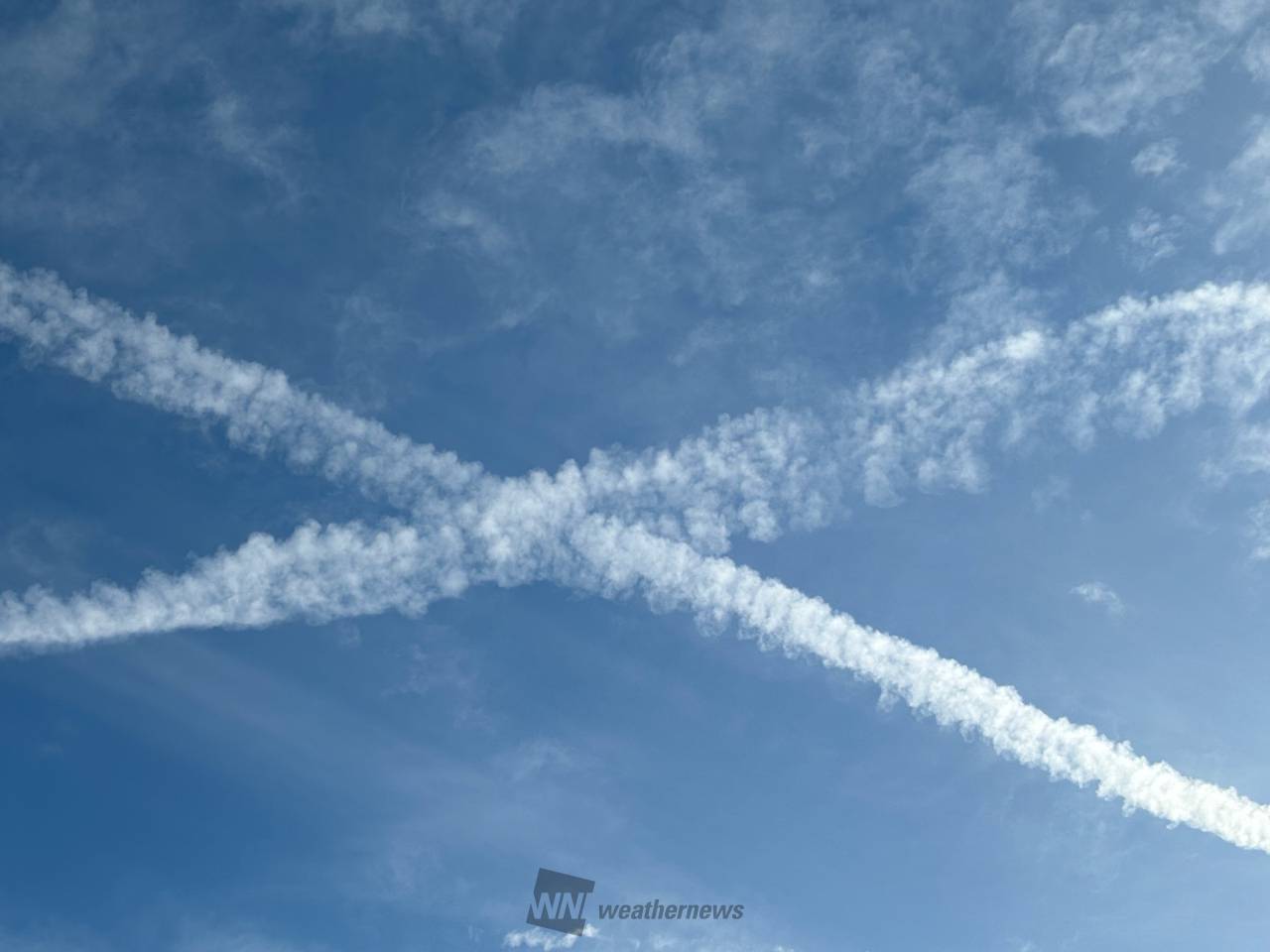 飛行機雲「X」 注目の空の写真 ウェザーニュース