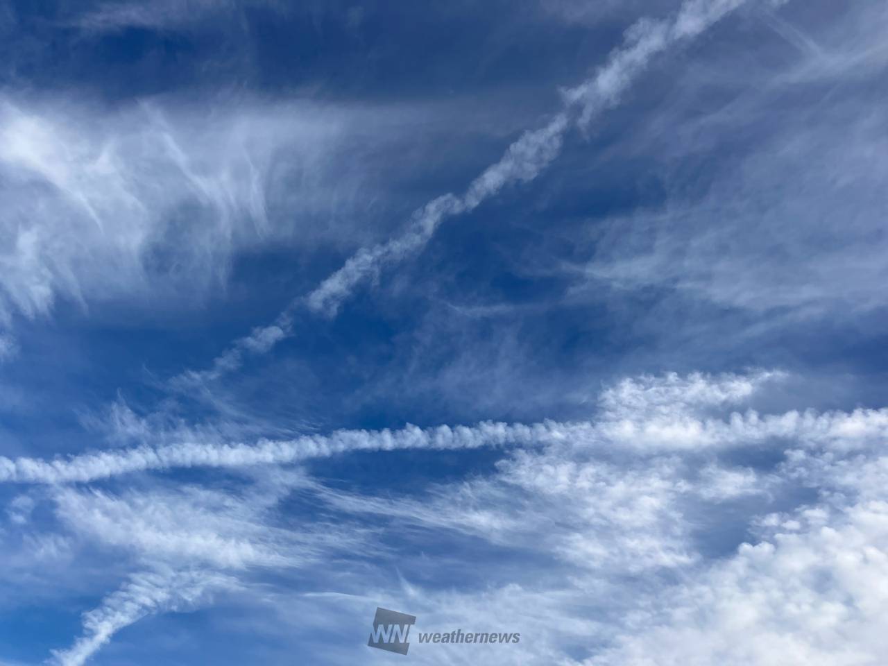 飛行機雲「X」 注目の空の写真 ウェザーニュース