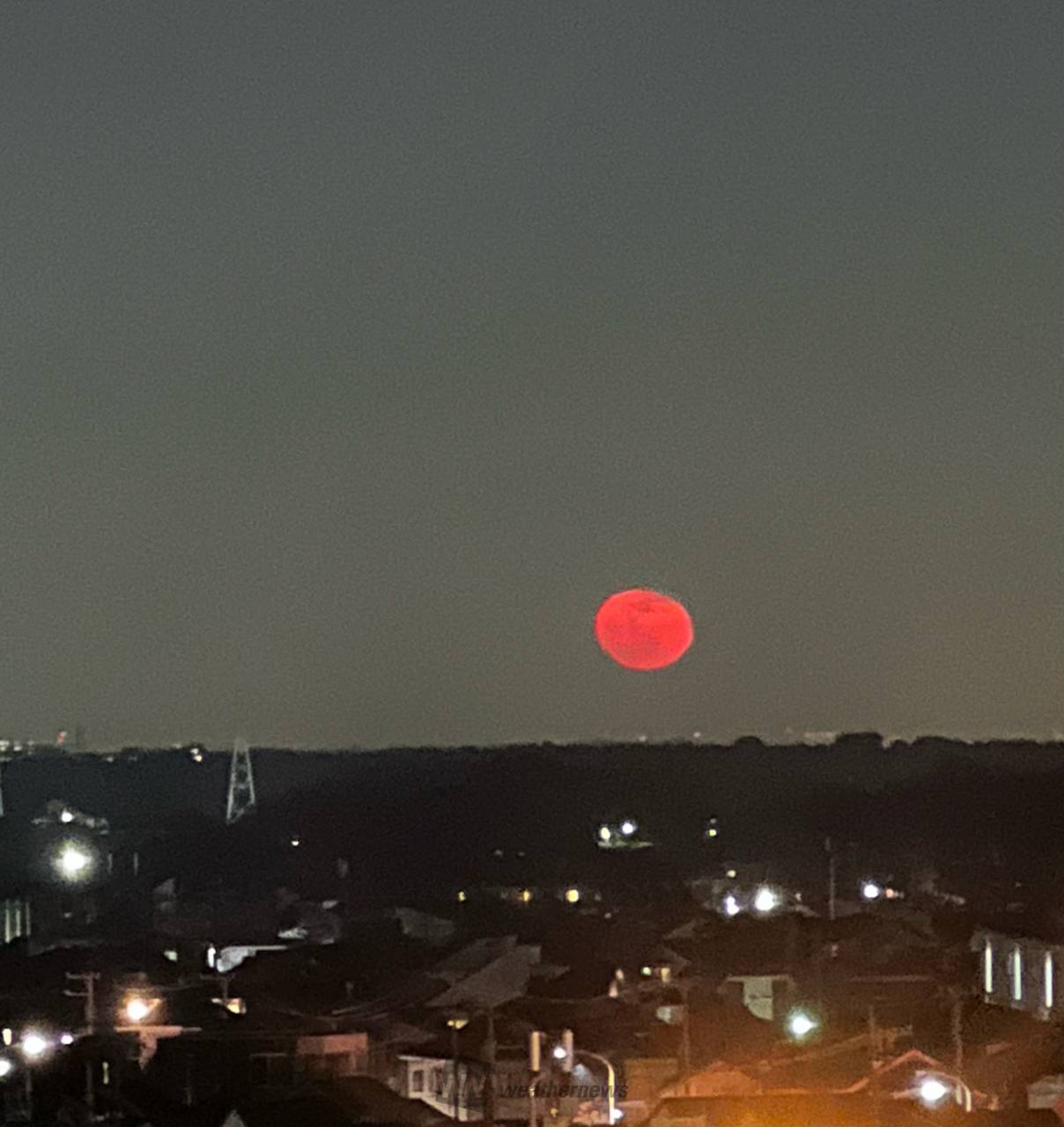 赤いお月様 注目の空の写真 ウェザーニュース