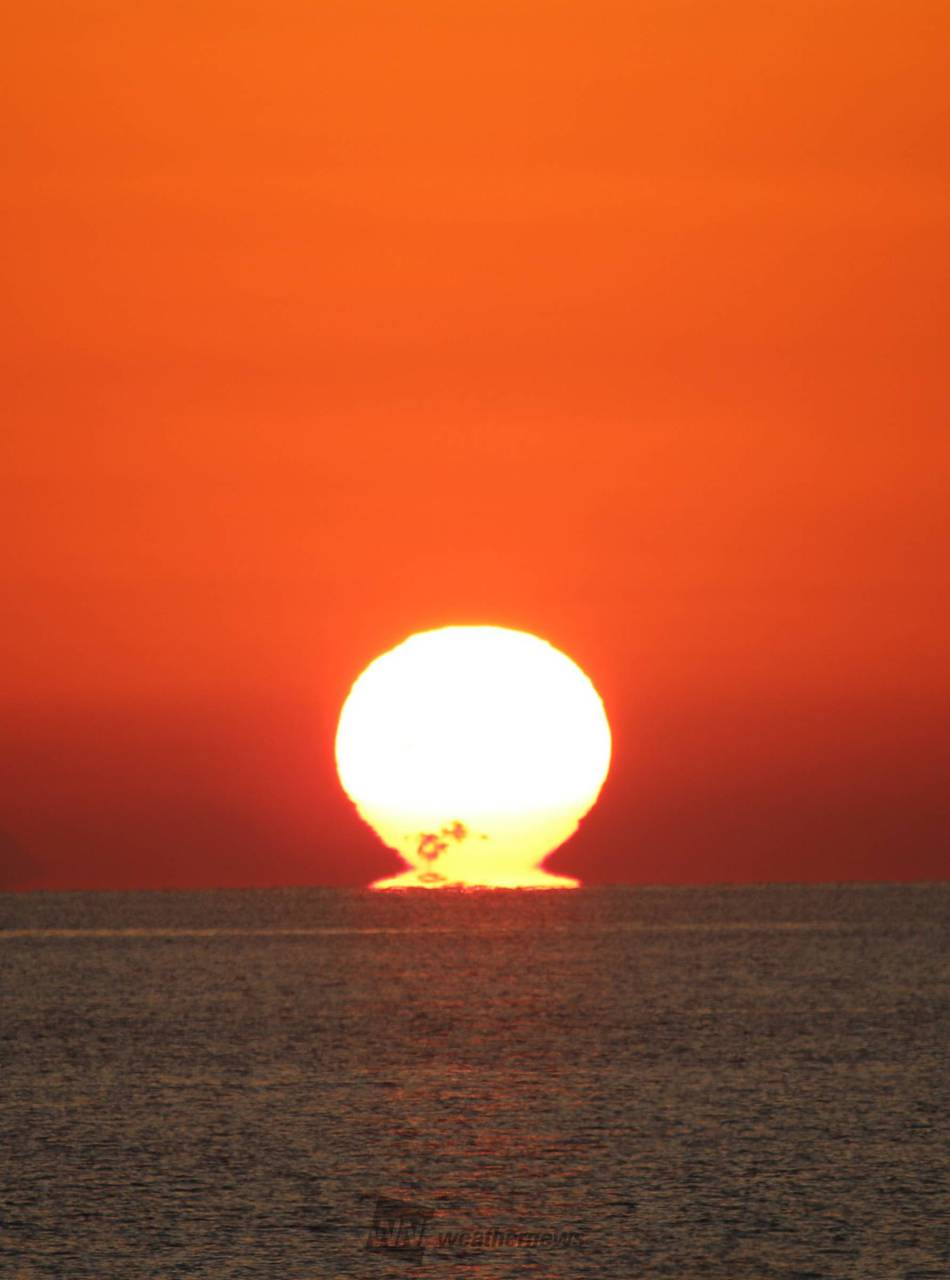 新年初のだるま夕陽 注目の空の写真 ウェザーニュース