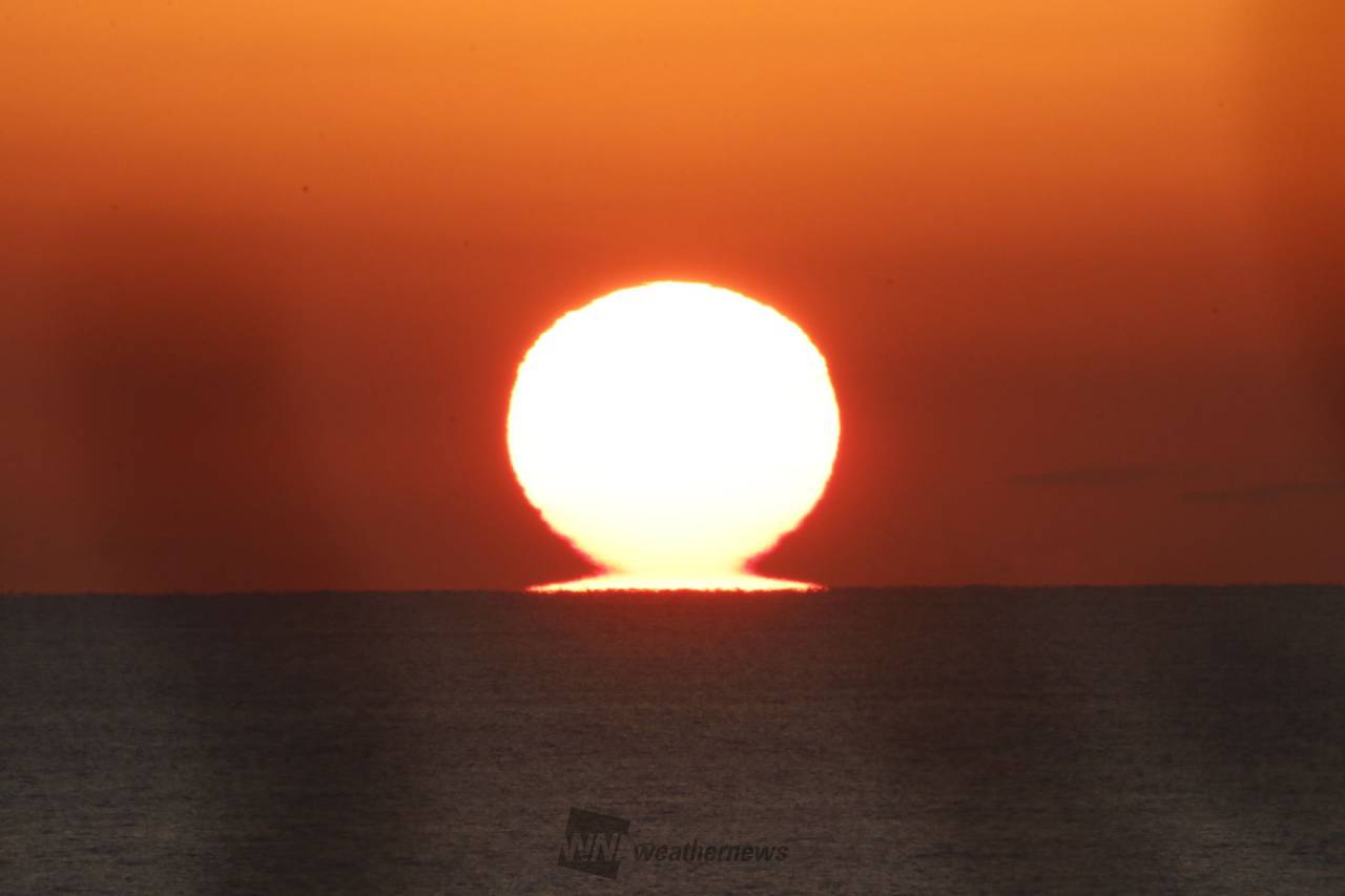 新年初のだるま夕陽 注目の空の写真 ウェザーニュース
