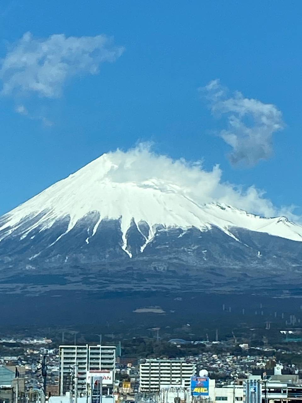 雪帽子真っ白の富士山 注目の空の写真 ウェザーニュース