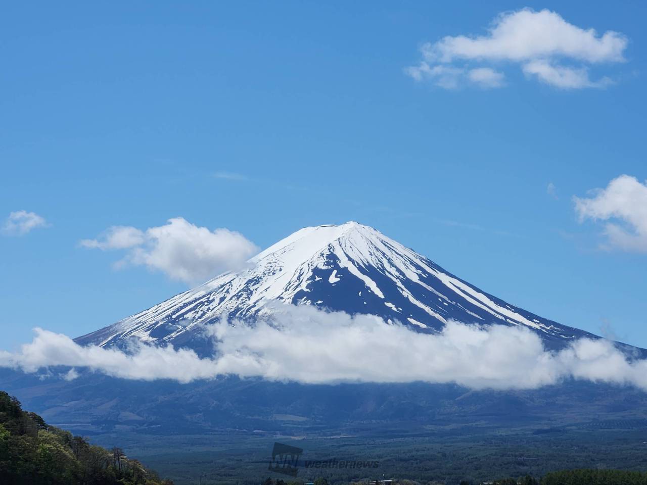 雲の間から富士山🗻 注目の空の写真 ウェザーニュース