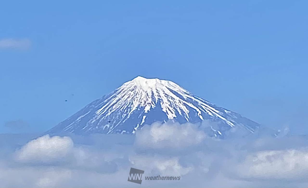 雲の間から富士山🗻 注目の空の写真 ウェザーニュース