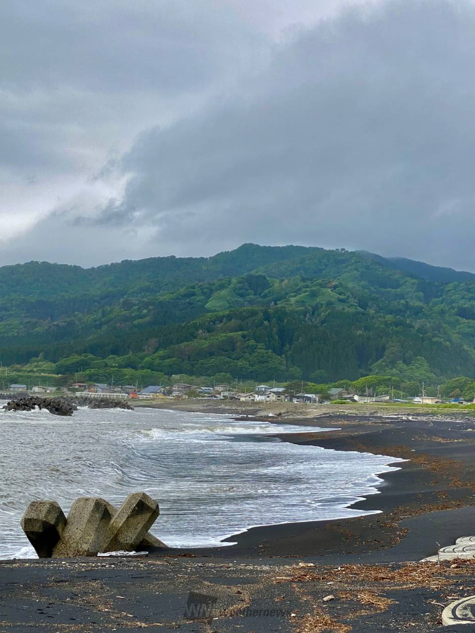 八峰町中浜海岸のブラックサンドビーチ⛱️ | 秋田県能代市