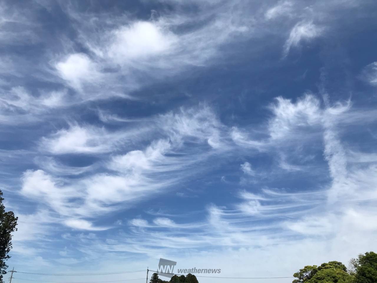 上空にのびーる雲☁️ 注目の空の写真 ウェザーニュース
